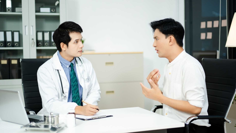 Nam giới cần chủ động thăm khám bác sĩ khi xuất hiện các triệu chứng nghi ngờ vô sinh