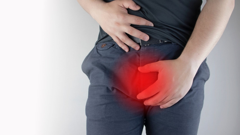 Một số bệnh nhân có thể cảm thấy khó chịu, căng tức nhẹ hoặc nhạy cảm khi chạm vào bìu