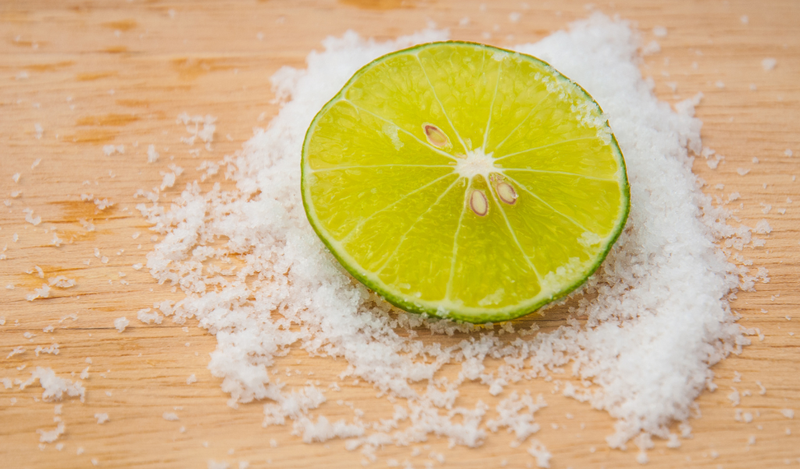 Dùng chanh và muối chữa hôi miệng sau sinh