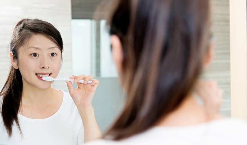 Vệ sinh răng miệng sạch sẽ khắc phục hôi miệng sau khi sinh