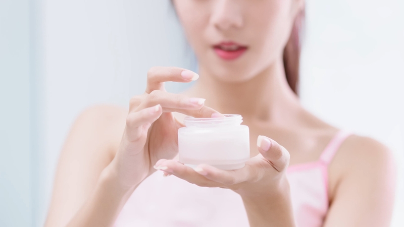 Ưu tiên sản phẩm chứa Hyaluronic Acid, Glycerin, Ceramides hoặc Panthenol để dưỡng ẩm