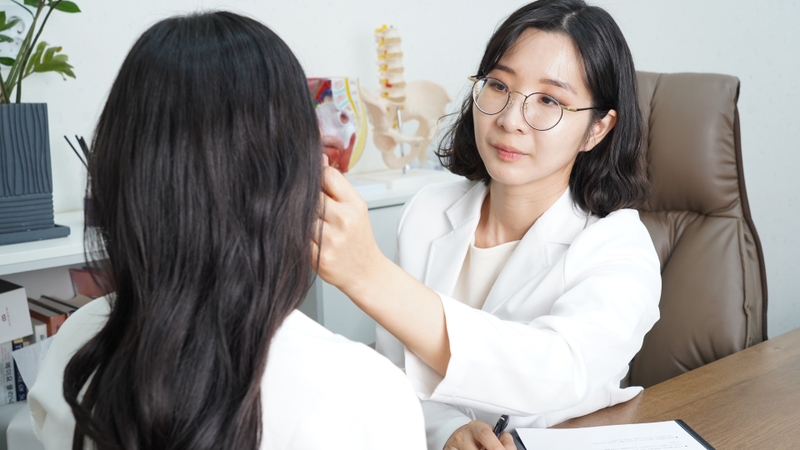 Bạn nên tham khảo ý kiến bác sĩ da liễu nếu tình trạng khô căng, kích ứng kéo dài
