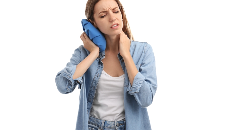 Nguyên nhân khiến ngủ dậy bị đau cổ không quay được cùng cách khắc phục 5