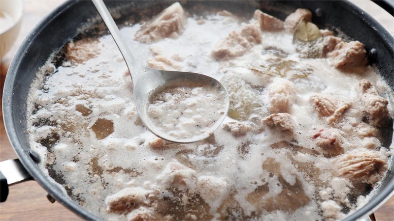 Nguyên nhân khiến nước luộc thịt bị nổi bọt váng - Có nên vớt bọt váng khi luộc thịt không? 0