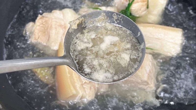 Nguyên nhân khiến nước luộc thịt bị nổi bọt váng - Có nên vớt bọt váng khi luộc thịt không? 3