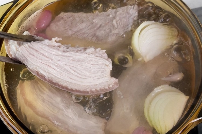Nguyên nhân khiến nước luộc thịt bị nổi bọt váng - Có nên vớt bọt váng khi luộc thịt không? 4