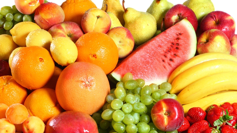 Trái cây như dưa hấu, cam hoặc bưởi cung cấp nhiều nước và vitamin, giúp cải thiện mùi cơ thể