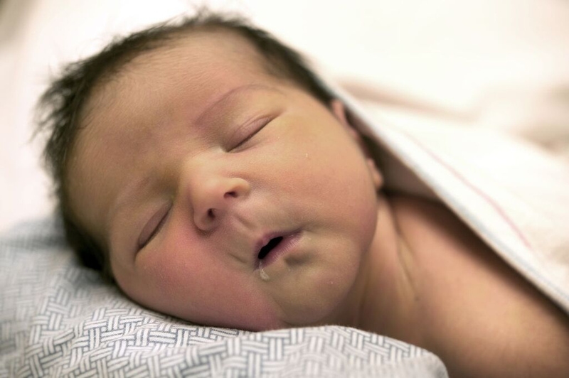 Nguyên nhân nào gây ra hiện tượng trẻ sơ sinh phì nước bọt khi ngủ? 1