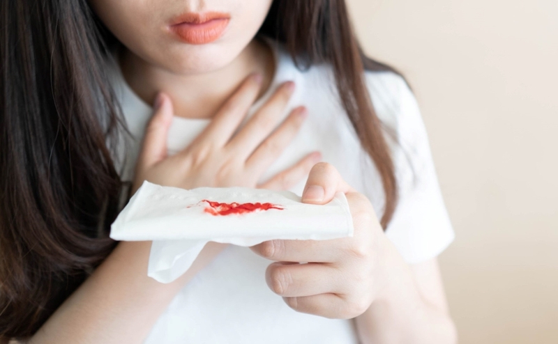 Nguyên nhân nào gây tình trạng ho ra máu? Người bị ho ra máu nên ăn gì? 1