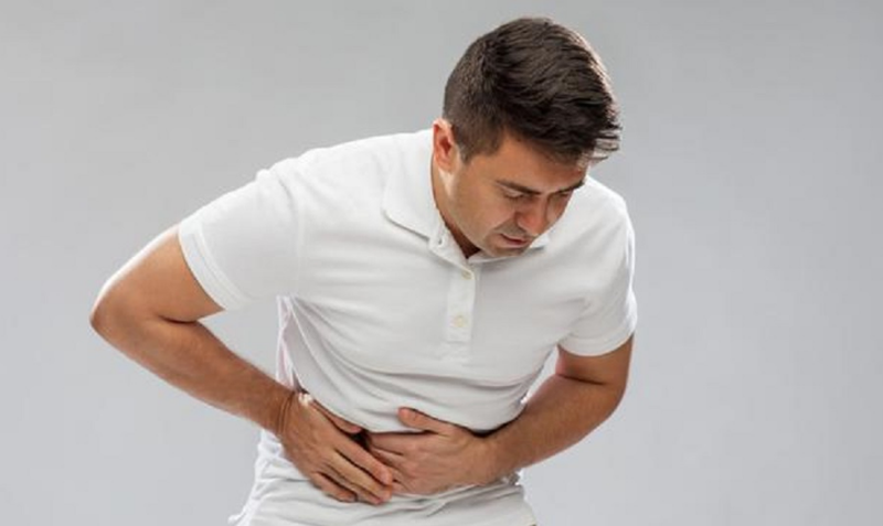 Triệu chứng bị đau sỏi mật gồm đau bụng, sốt nhẹ, rối loại tiêu hóa và vàng da