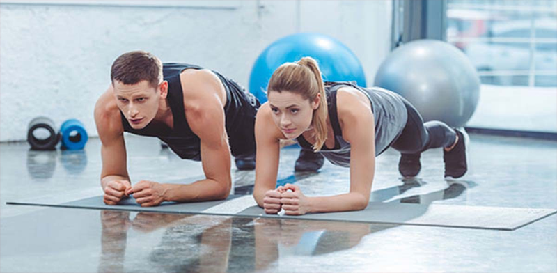 Nên khởi động trước khi bắt đầu tập plank để hạn chế tối đa chấn thương