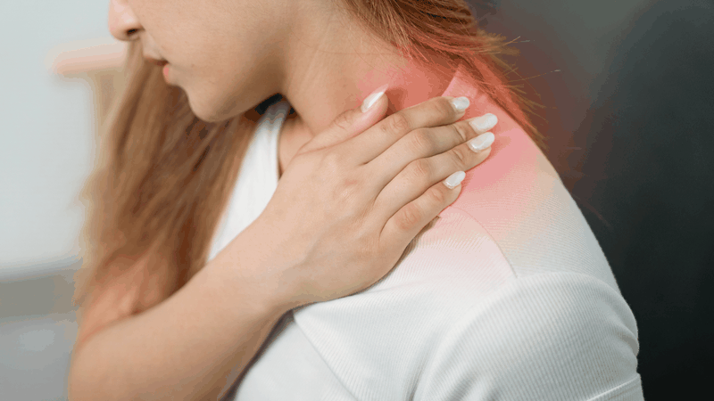 Các triệu chứng đau cổ vai gáy bên trái thường gặp gồm đau nhức vùng cổ, vai và gáy bên trái,...