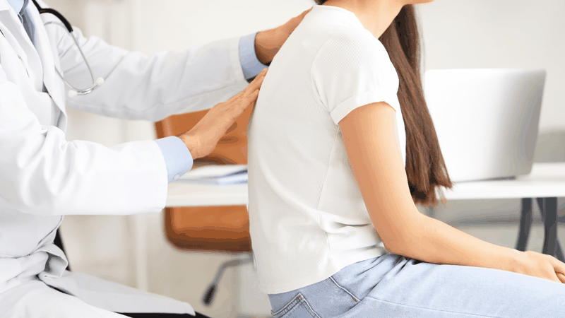 Làm việc và nghỉ ngơi sai tư thế trong thời gian dài gây áp lực lên cổ vai, khiến cơ, dây chằng và khớp bị căng giãn quá mức, gây đau cổ vai gáy