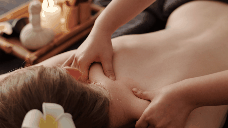 Vật lý trị liệu với các bài tập phù hợp giúp cải thiện vận động cổ vai, tăng sức mạnh cơ, giảm đau lâu dài và phòng ngừa tái phát đau cổ vai gáy phía bên trái