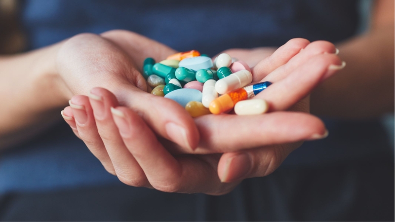 Người bệnh nên đi khám để được chẩn đoán và điều trị đúng cách, tránh tự ý dùng thuốc khiến tình trạng kéo dài hơn