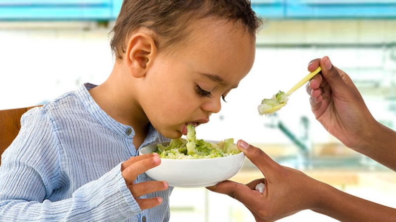 nguyen-nhan-tre-2-tuoi-bi-non-ve-dem -1.jpg