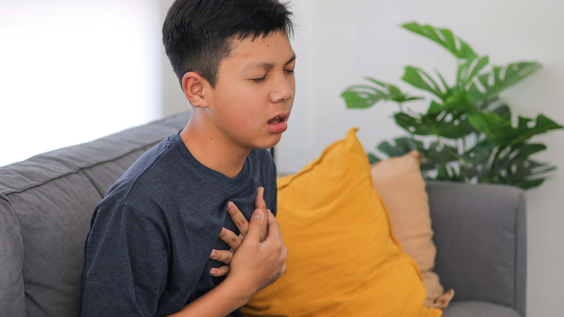 Trẻ bị sốc nhiệt điều hòa thường có biểu hiện chóng mặt, mệt mỏi và khó thở