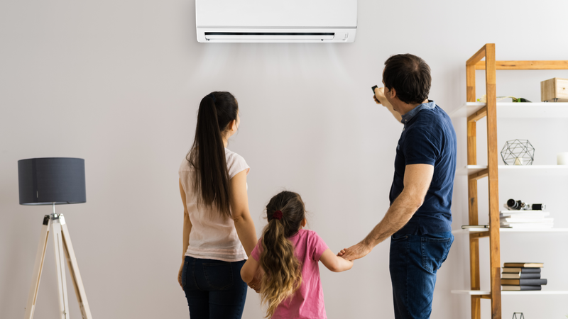 Sử dụng quạt và điều chỉnh luồng gió hợp lý sẽ giúp bảo vệ sức khỏe trẻ