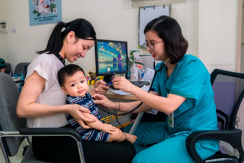 Khi trẻ sốt cao, cha mẹ cần đưa bé đi bệnh viện để khám