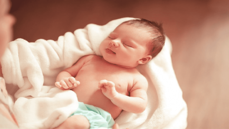 Nên lau người bằng nước ấm để hạ sốt cho bé