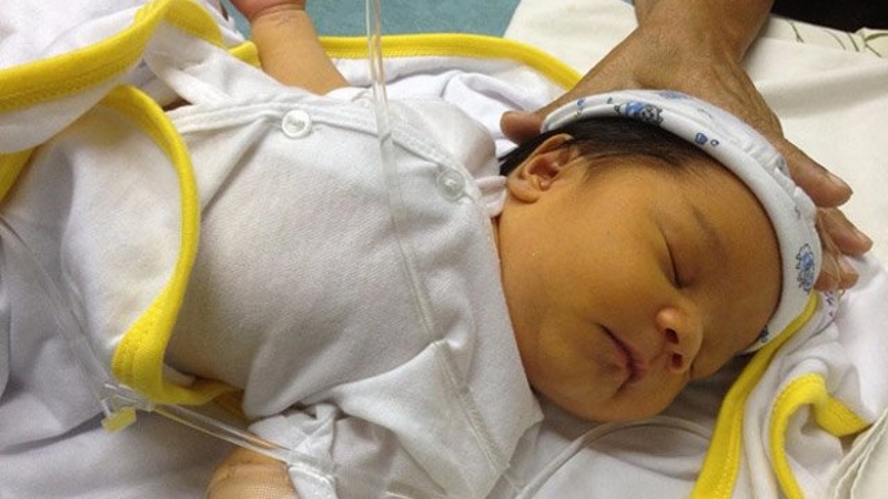 Trẻ sơ sinh đi phân xanh 6