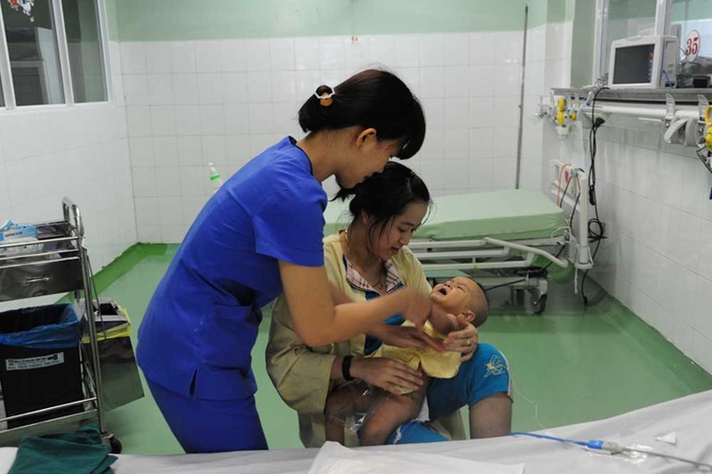 Nguyên nhân, triệu chứng và cách chữa trị sốt xuất huyết cho bé dưới 1 tuổi