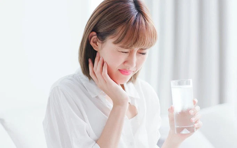 Nguyên nhân chính dẫn đến ê buốt răng sau sinh là do thiếu hụt chất dinh dưỡng