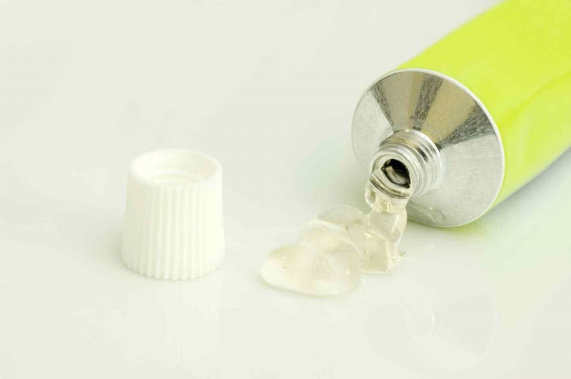 Bạn cũng có thể sử dụng các loại thuốc đặc trị để điều trị mụn nhọt ở tai đơn giản tại nhà