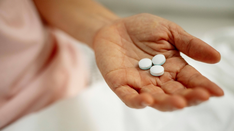 Sử dụng thuốc giảm đau và kháng viêm nhằm giảm đau và viêm tại chỗ