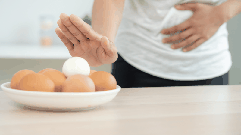 Mẹ nên thận trọng với hải sản, trứng, sữa, đậu phộng vì đây là những thực phẩm có thể gây nên dị ứng ngứa