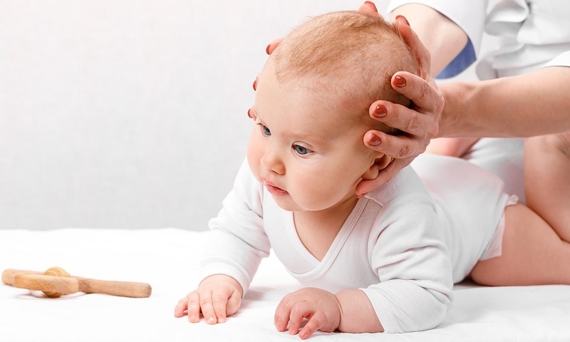 Các dấu hiệu của hội chứng đầu phẳng khác nhau tùy thuộc vào mức độ nghiêm trọng