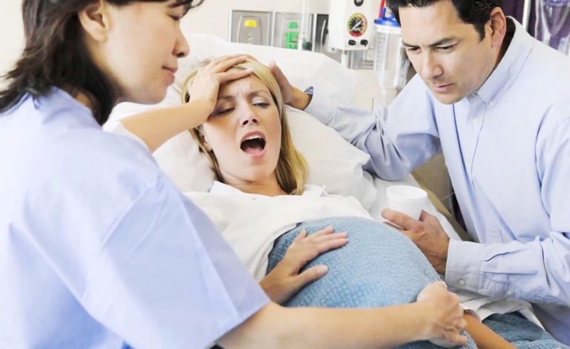 Phụ nữ mang thai bị nổi mề đay cũng đối mặt với nguy cơ sinh non