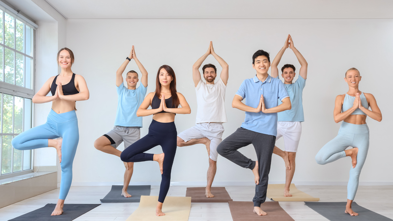 Nên tập luyện đều đặn với các bài tập nhẹ nhàng để tăng cường sức mạnh cơ và độ linh hoạt của cột sống