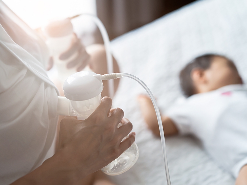 Dùng máy hút sữa bị đau có thể do mẹ hút sữa quá lâu.-2