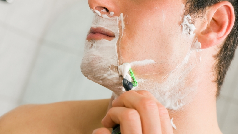 Những vết xước nhỏ trên da sau khi cạo cũng tạo điều kiện cho vi khuẩn xâm nhập và gây viêm nang lông hoặc mụn