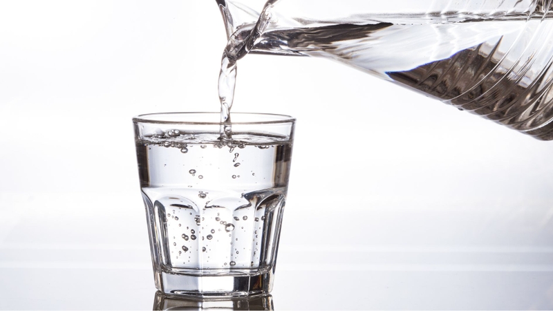 Uống đủ nước hỗ trợ cơ thể thanh lọc