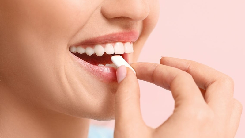 Nhai kẹo Xylitol đúng cách giúp kích thích tiết nước bọt tự nhiên