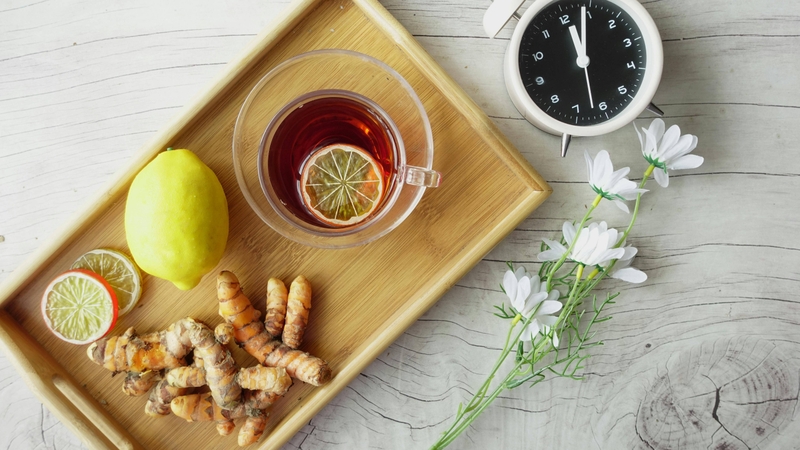 Gừng, chanh tươi, mật ong đều có thể làm dịu phản ứng ban đầu