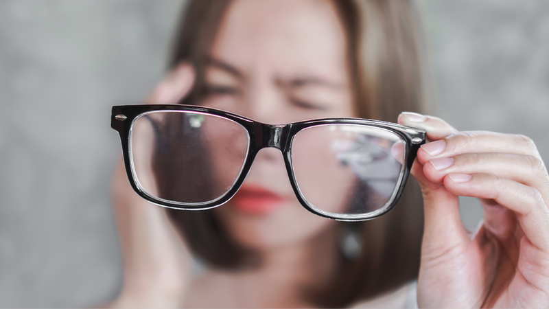 Nhìn mờ là dấu hiệu đục thủy tinh thể dễ nhận biết