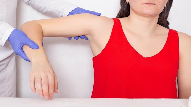 Nhận biết dấu hiệu nhát rìu trong trật khớp vai 1