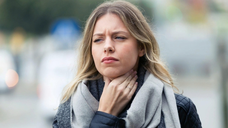 Một trong những dấu hiệu ung thư vòm họng ở phụ nữ đau họng kéo dài