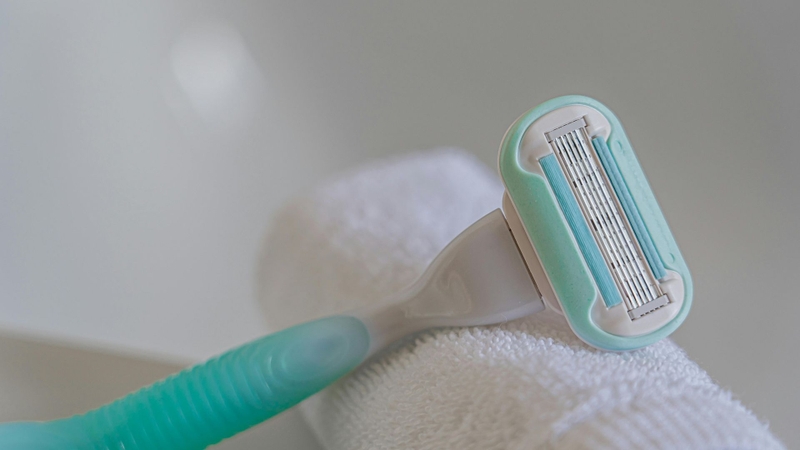 Khi cạo lông cần cẩn thận để tránh làm viêm nang lông