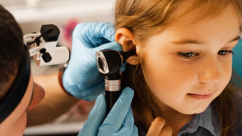 Nhận biết trẻ mắc dị vật tai mũi họng và cách xử trí 2