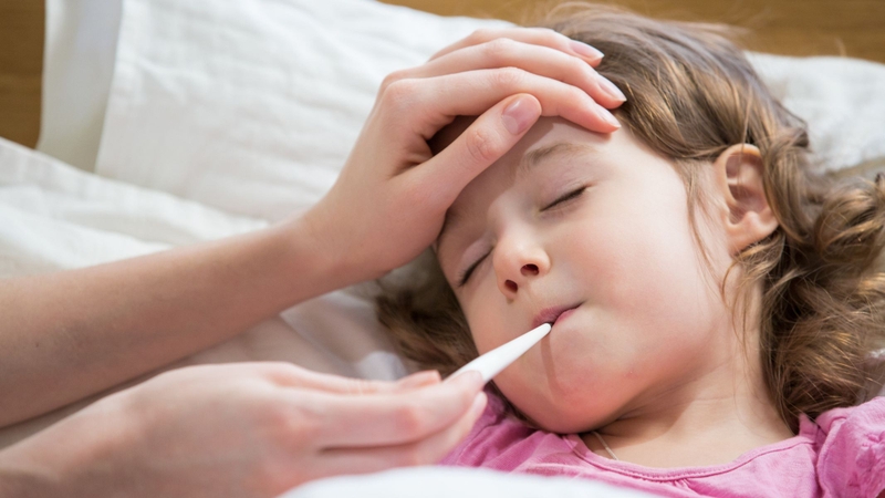 Sốt cao kéo dài là triệu chứng sốt virus ở trẻ em