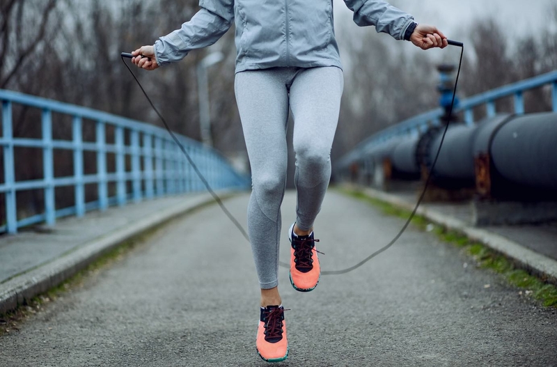 Nhảy dây từng chân đơn giản