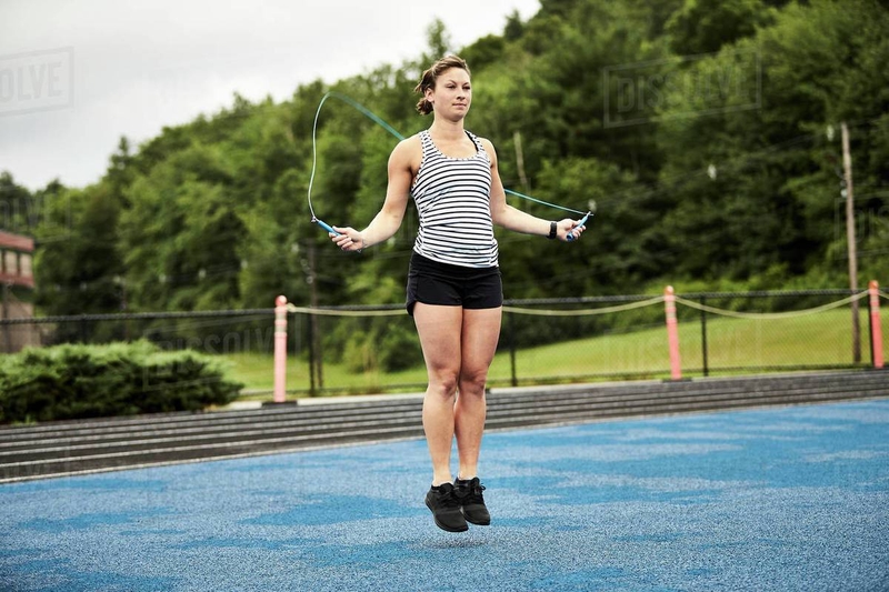 Để bài tập nhảy dây giảm mỡ bụng dưới đạt hiệu quả thì bạn cần phải kết hợp khéo léo và linh hoạt các động tác tay, chân và toàn bộ cơ thể