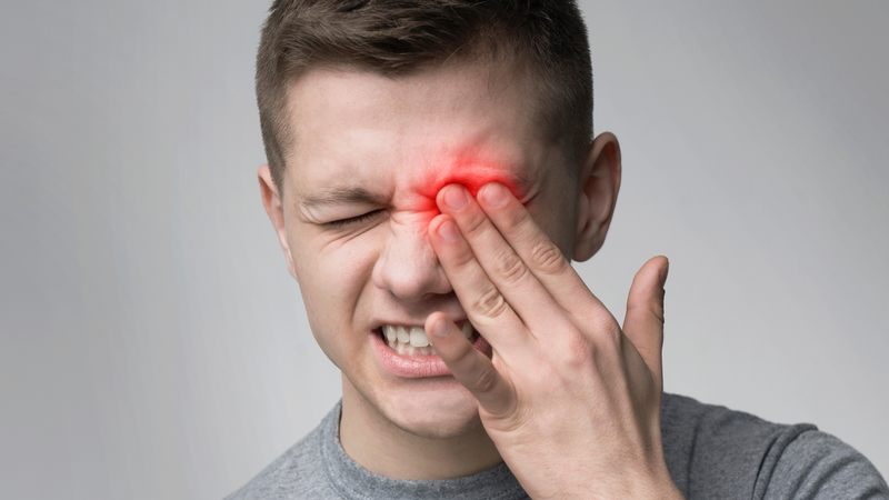 Tuyệt đối không dụi mắt để tránh làm độc tố lan rộng và dị vật găm sâu hơn
