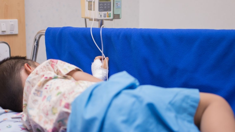 Trẻ bị tay chân miệng cần được theo dõi sát trong những ngày đầu mắc bệnh