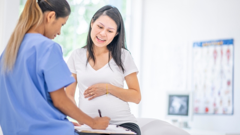 Phụ nữ mang thai dương tính với HPV nên khám thai định kỳ để đảm bảo sức khỏe cho cả mẹ và bé