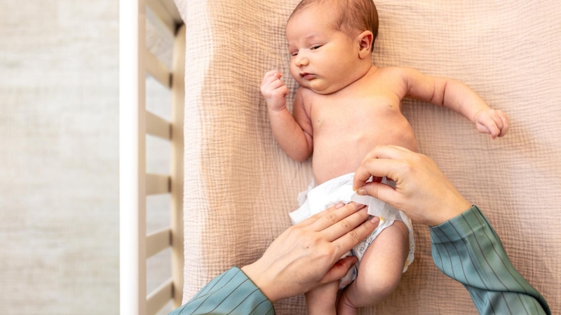 Nhiễm trùng rốn khu trú có thể là do quấn tã cao khiến rốn không được thông thoáng